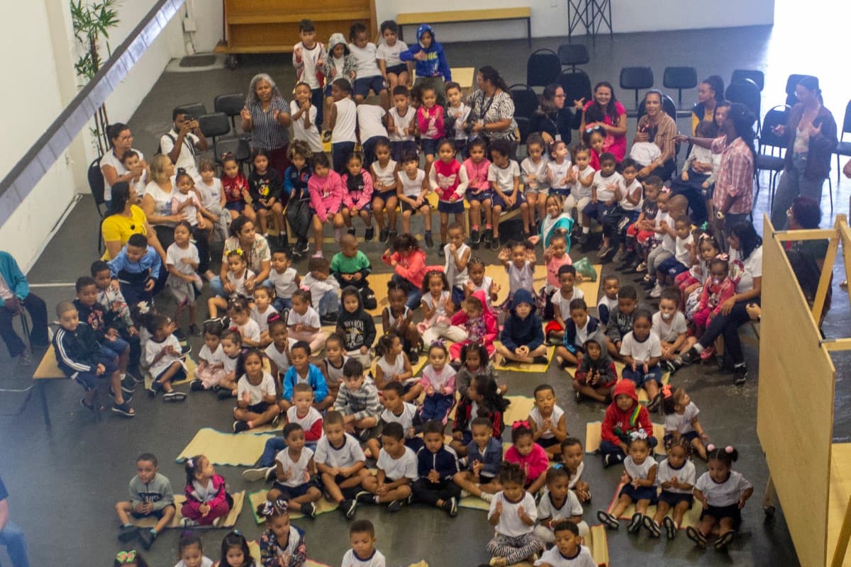 Público no Galpão da Maré